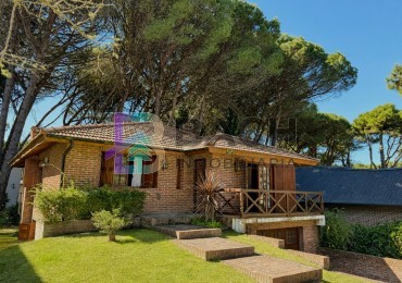Casa en venta Pinamar, con cuatro dormitorios, ladrillo visto, tradicional, en zona lasalle