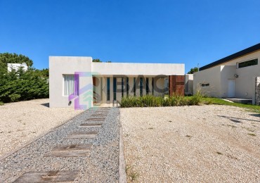 Venta Casa Moderna en Una Planta - Costa Esmeralda Barrio Ecuestre