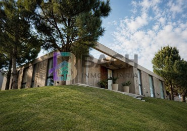 Moderna casa en venta en Pinamar con tres dormitorios, gas natural y piscina