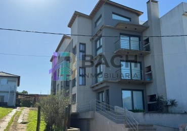 Departamento a la venta a metros del mar, con gran patio privado, permuta