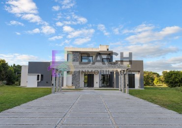 Moderna Casa en venta Costa esmeralda Golf2, con 4 dormitorios, psicina climatizada, hormigon visto