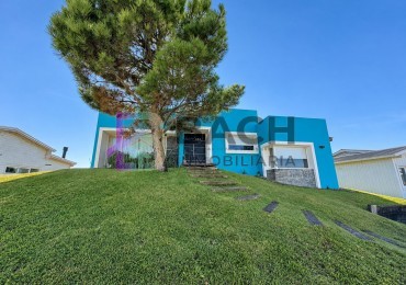Casa a la venta en Costa esmeralda, muy luminosa con 3 dormitorios y gas natural