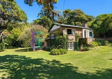Casa en venta, Pinamar zona iglesia, 4 dormitorios, gran parque y muy cerca de la playa, gas natural