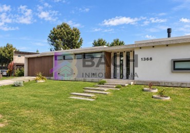 Casa moderna y luminosa en alquiler de verano, Pinamar, para 6 personas, garaje, quincho, parrilla