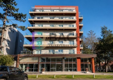 Moderno departamento 2 ambientes a la venta en Pinamar con cochera en el centro con gas natural